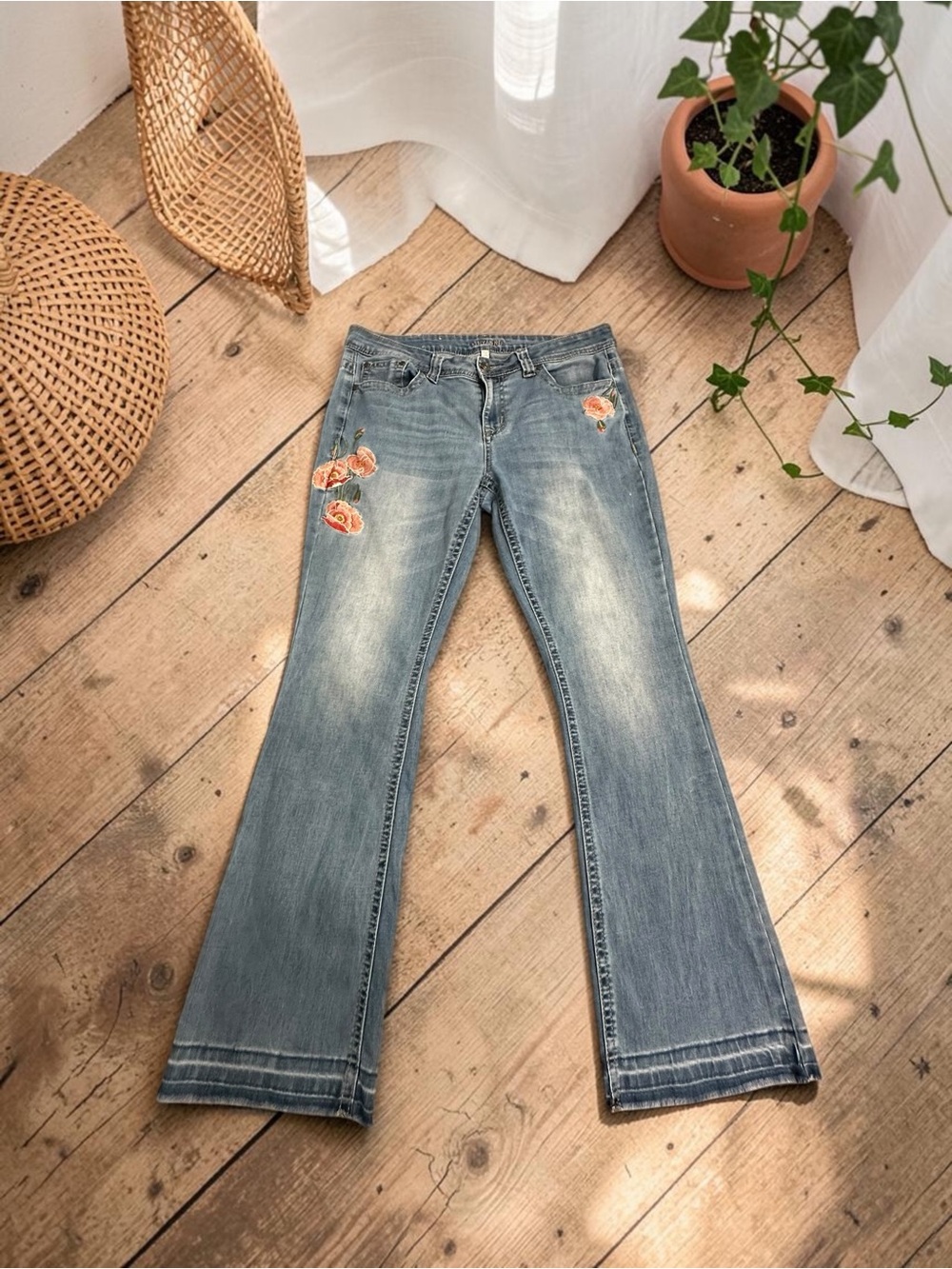 Shyanne Embroidered Boot Cut Jeans. With Stretch. Size : 33 w 30 inseam